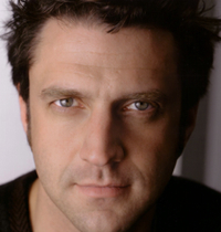 Raúl Esparza is in Two Places, Almost at the Same Time - Se Fija!